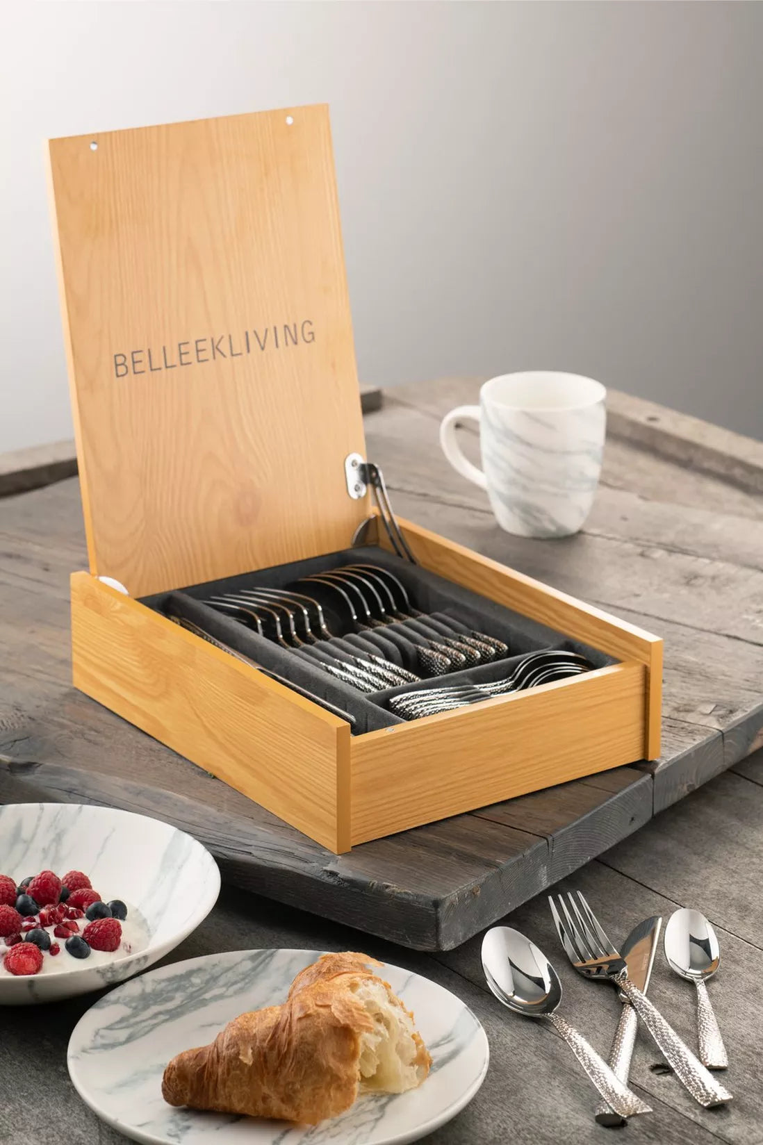 Belleek Nordica 24 Piece Set Wooden Box