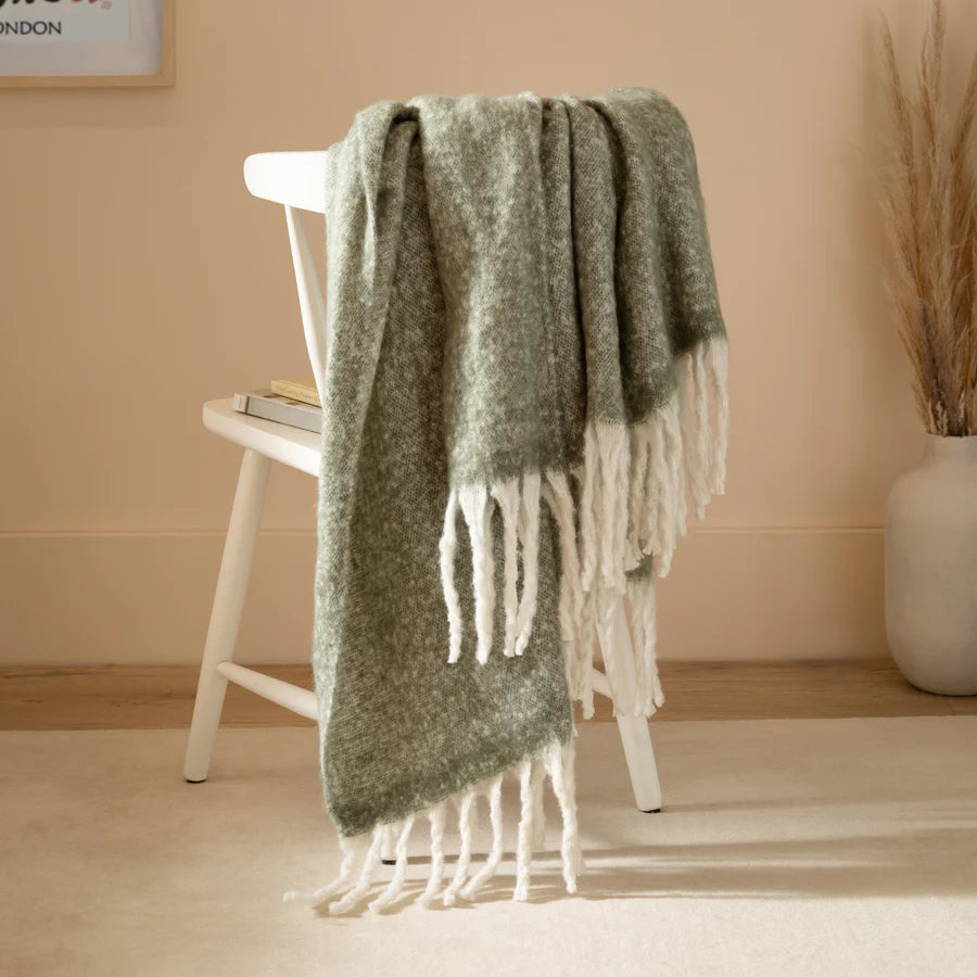 Furn Cozy Woven Tasselled Throw Green